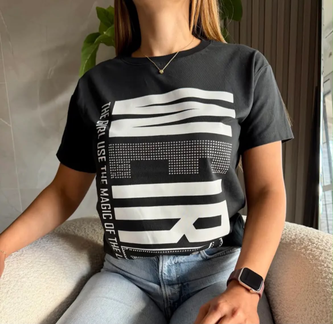 Remera WEIRD con brillos — imagen 3